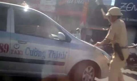 Taxi liều "ủi" 3 cảnh sát giao thông rồi bỏ chạy ảnh 1