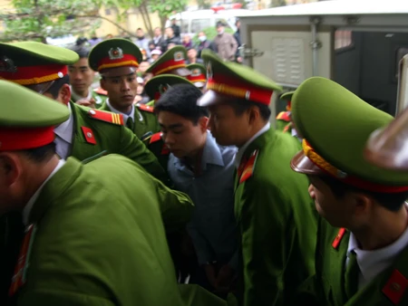 Chùm ảnh: Xét xử sát thủ Lê Văn Luyện ảnh 6