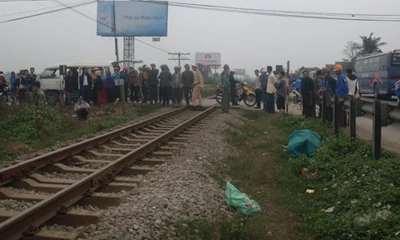 Băng qua đường sắt, một gia đình bị tàu thống nhất tông ảnh 1