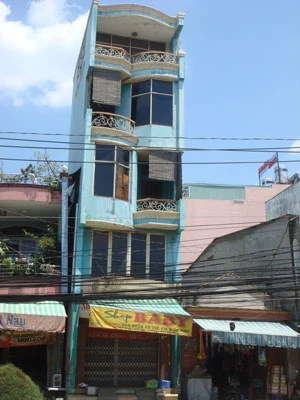 Nhà nghiêng cả mét, chủ nhà vẫn thờ ơ ảnh 1