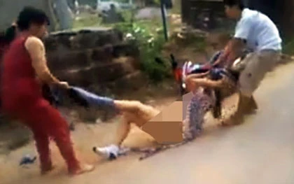 Hai mẹ con “đánh ghen” dã man một phụ nữ ảnh 6