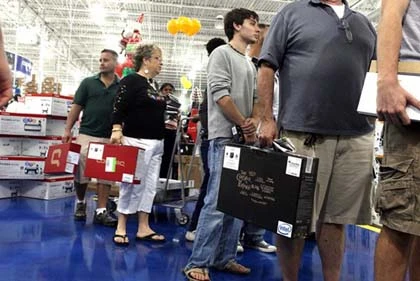 Dân Mỹ đổ xô đi mua TV nhân dịp khuyến mại ảnh 20