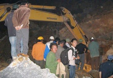 Trắng đêm tìm thi thể phu đá bị vùi lấp ảnh 1