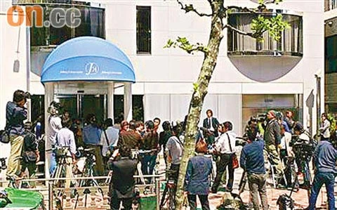 Cánh báo chí vây công ty quản lý của Tsuyoshi. Ảnh: On.