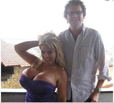 Người đẹp ngực to nhất thế giới bị ám ảnh ảnh 3