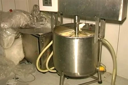 Bắt quả tang doanh nghiệp sang chiết dầu nhớt giả ảnh 1