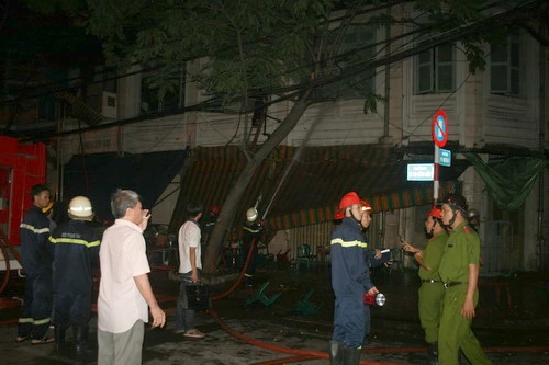 Cháy lớn sát chợ Bến Thành ảnh 5 Cháy lớn sát chợ Bến Thành ảnh 5