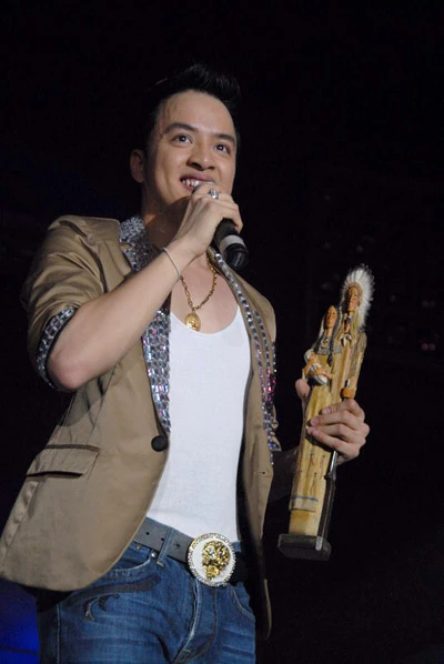 Váy của Minh Hằng bán được 26 triệu ảnh 10