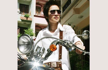 Với phục trang quen thuộc áo sơ mi, quần Jean..., người mẫu Thúy Vinh là một dẫn chứng “chuẩn” nhất về thời trang unisex. Ảnh: CTV