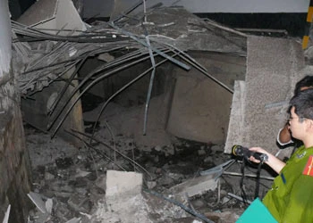 Công an đang kiểm tra, khám nghiệm hiện trường xảy ra vụ nổ. Ảnh: Quang Cường.