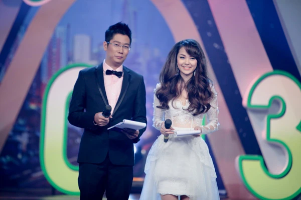 Minh Hằng vừa làm MC vừa hát ảnh 1