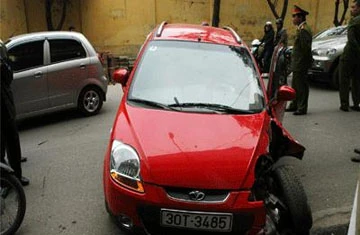 Hình ảnh ôtô Matiz đâm nát đuôi 2 xe máy ảnh 3