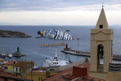 Bóng tối và hoảng loạn trên "tàu Titanic" của Italy ảnh 2