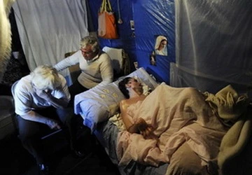 Qua đời sau 23 năm hôn mê vì phẫu thuật thẫm mỹ ảnh 1