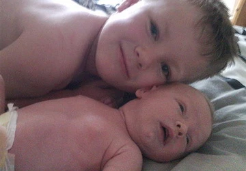 Bé trai 5 tuổi đỡ đẻ cho mẹ và cứu em sơ sinh ảnh 1