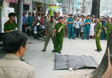 Ở nhà một mình, bé năm tuổi rơi lầu tử vong ảnh 1