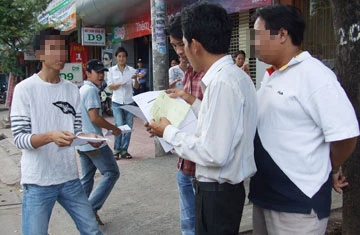 Vô cớ “sập thành”, game thủ trắng tay ảnh 1 Các game thủ đang khiếu nại trước trụ sở Công ty Vinagame.