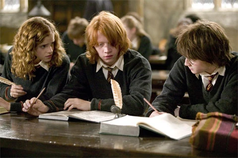 Rupert Grint trong vai Ron (giữa) cùng Hermione (Emma Watson đóng) và Harry (Daniel Radcliffe) trong tập phim "Harry Potter và chiếc cốc lửa" (2005). Ảnh: Warner Bros.