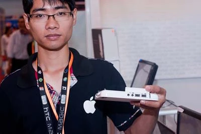 Nguyên bộ gồm có: thân máy, đế, dây nguồn, cd drive