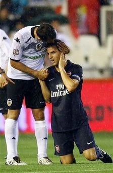 Arsenal (đen) chưa tạo được cảm giác an tâm dù mùa giải mới sắp bắt đầu.