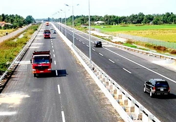 Ôtô khách đâm xe tải trên cao tốc Trung Lương, 8 người chết ảnh 1