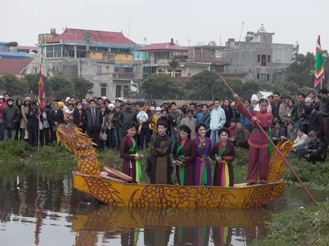 Các liền anh liền chị đi thuyền rồng, hát giao duyên...