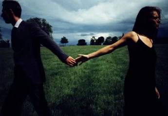 Nhiều đôi trẻ sống thử trước tốt nghiệp còn thêm một rắc rối nữa phải giải quyết, khủng hoảng tâm lý càng trầm trọng (Ảnh minh hoạ).