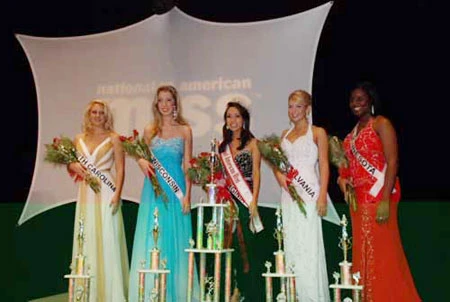 Hoa hậu Christina Hoàng Mai Nguyễn (váy đen) nhận giải. Ảnh: Belinews.