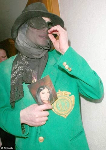 Michael Jackson rời bệnh viện da liễu ở Beverly Hills hôm 27-4 vừa qua. Ảnh: Splash.