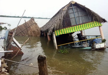 7 căn nhà trôi xuống sông, hàng chục người chạy tán loạn ảnh 1