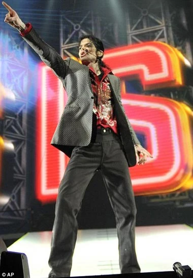 Hôm 23/6, hai ngày trước khi qua đời, Michael Jackson luyện tập tại Los Angeles. Ảnh: AP.