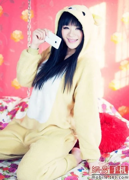 Meizu MX “câu khách” bằng chân dài ảnh 6