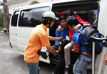 Đà Lạt: Xe y tế chở thí sinh đến phòng thi ảnh 1