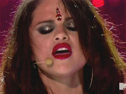 Selena Gomez gặp rắc rối vì “đụng chạm” tôn giáo ảnh 3