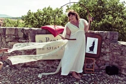 Nữ nghệ sĩ người Úc kết hôn với cây cầu 600 tuổi ảnh 4