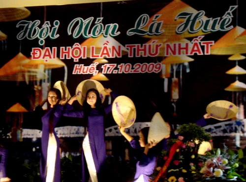 Thiếu nữ Huế hát múa về chiếc nón Huế nhân đại hội nón lá Huế - Ảnh: Phi Hoàng