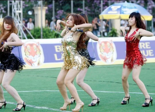 Hoàng Thùy Linh thiêu đốt sân bóng "phủi" ảnh 10