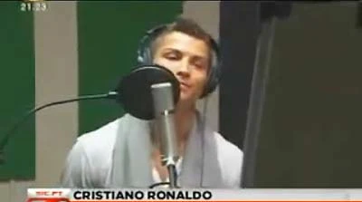 Ronaldo tỏ ra khá "phiêu", nhưng giọng hát thì dở tệ. Ronaldo tỏ ra khá "phiêu", nhưng giọng hát thì dở tệ.