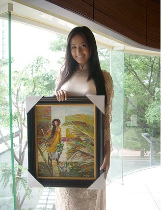 Mai Phương Thúy tặng tranh cho đạo diễn Michael Bay ảnh 1