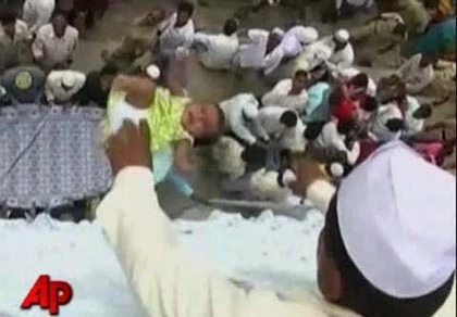 Nhức nhối lễ ném trẻ con cầu may ở Ấn Độ ảnh 2