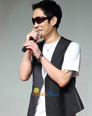 Nam ca sĩ bị triệu tập vì cưỡng hiếp đàn em ảnh 1