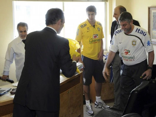 Kaka trong cuộc kiểm tra y tế do bác sĩ Real Madrid đảm nhiệm tối 8/6. Ảnh: Reuters Kaka trong cuộc kiểm tra y tế do bác sĩ Real Madrid đảm nhiệm tối 8/6. Ảnh: Reuters