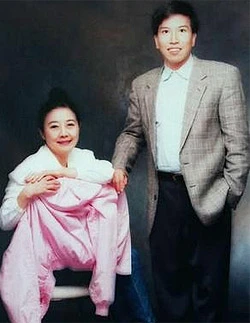 Nina Wang cùng thầy bói riêng Tony Chan. Ảnh: Reuters.