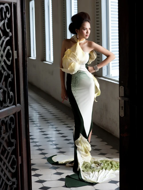 Hoa hậu Diễm Hương diện 9 váy dạ hội ảnh 4