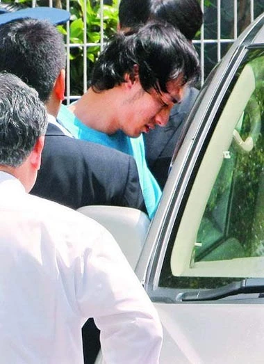 Cảnh sát bắt giữ Tsuyoshi. Ảnh: On.