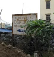 Biển báo di tích bị che khuất.