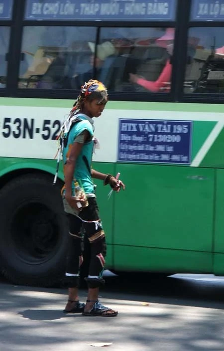 “Bụi đời” ăn mặc “mốt” nhất Sài Gòn ảnh 6