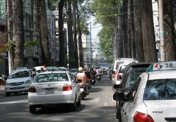 Thu phí ô tô đậu dưới lòng đường: Chỉ đủ nâng cấp vỉa hè ảnh 1