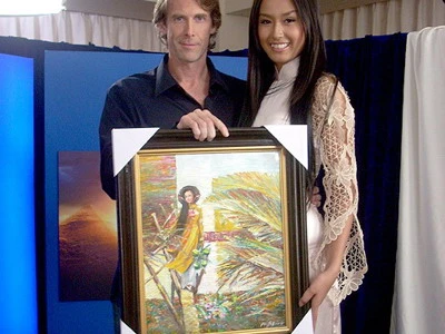Mai Phương Thúy tặng tranh cho đạo diễn Michael Bay ảnh 2