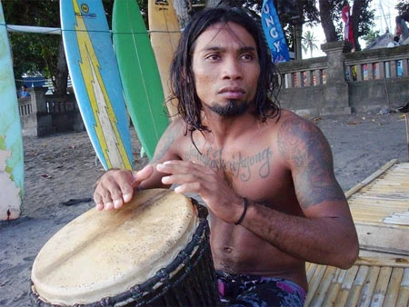 Những gã bán tình ở thiên đường ảnh 1